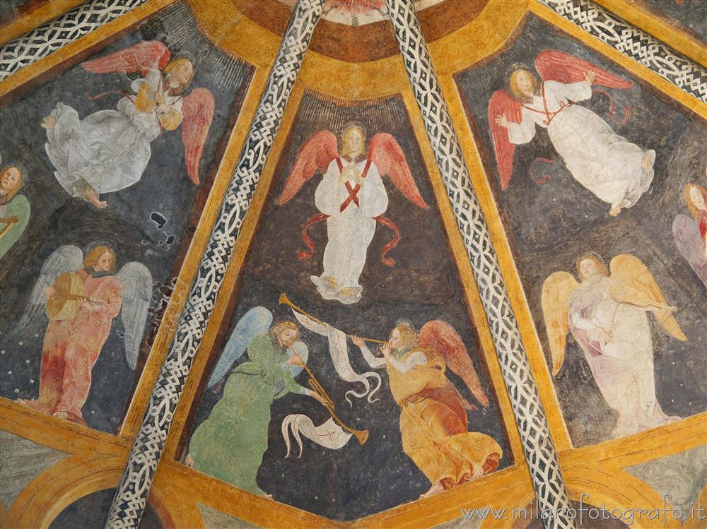 Milano - Angeli sulla volta della Cappella Grifi nella Chiesa di San Pietro in Gessate